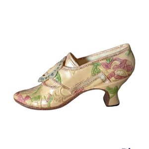 Just the Right Shoe Countess 2001